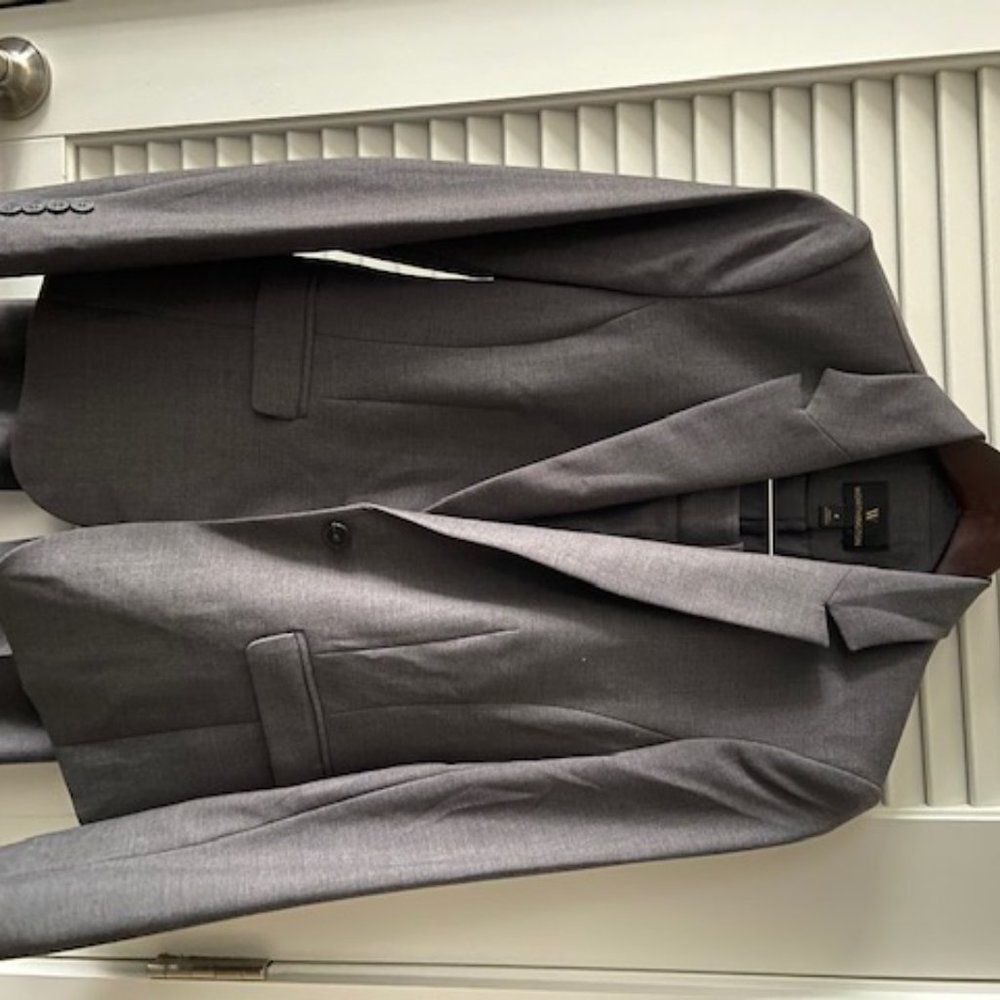 Suit - worn 1 time - perfect fit !